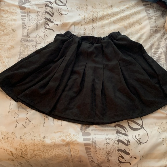 Black short flared skirt - Picture 2 of 2